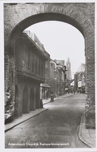 130691 Gezicht in de Langestraat te Amersfoort, vanaf de Kamperbinnenpoort.